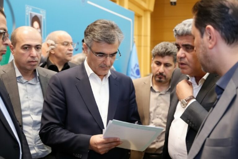 بانک مرکزی همزمان وارد بازار رسمی و غیررسمی ارز شد / احتمال کاهش قیمت دلار