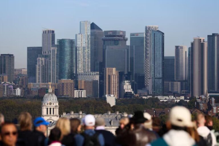 اقتصاد بریتانیا (UK) در آگوست رشد اندکی را تجربه کرد؛ فشار تورم و نگرانی‌های بودجه ادامه دارد