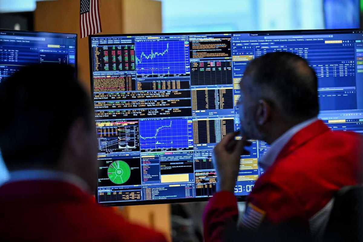 سرمایهگذاران بار دیگر به شرکتهای فعال در حوزه هوش مصنوعی روی خوش نشان دادند. در ابتدای معاملات امروز (۲۹ اکتبر ۲۰۲۵)، سهام انویدیا (Nvidia) جهشی چنددرصدی را تجربه کرد و این شرکت را به مرز ارزش بازار تاریخی نزدیک کرد؛ رقمی که حدود ۵ تریلیون دلار برآورد میشود.