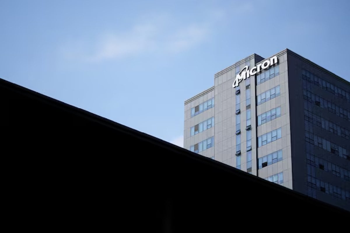 طبق گزارش روزنامه نیکی (Nikkei)، شرکت آمریکایی میکرون تکنولوژی (Micron Technology) قصد دارد حدود ۱.۵ تریلیون ین، معادل تقریبی ۹.۶ میلیارد دلار، برای ساخت یک کارخانه جدید در هیروشیما سرمایه‌گذاری کند