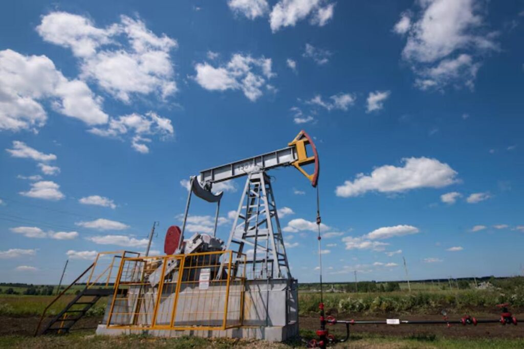 نوسان اندک قیمت نفت در آستانه سال نو؛ سایه سنگین محاصره ونزوئلا بر دادههای اقتصادی آمریکا