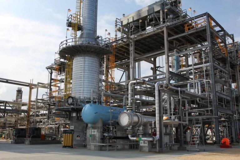 بحران در خط تولید آمریکا؛ سقوط شاخص PMI به کف سال ۲۰۲۵ همزمان با تلاطم در ونزوئلا